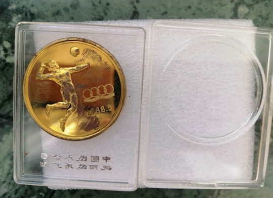 1986年中国辽宁第二届海鸥杯国际女排邀请赛纪念章，该章直径40mm，鎏金