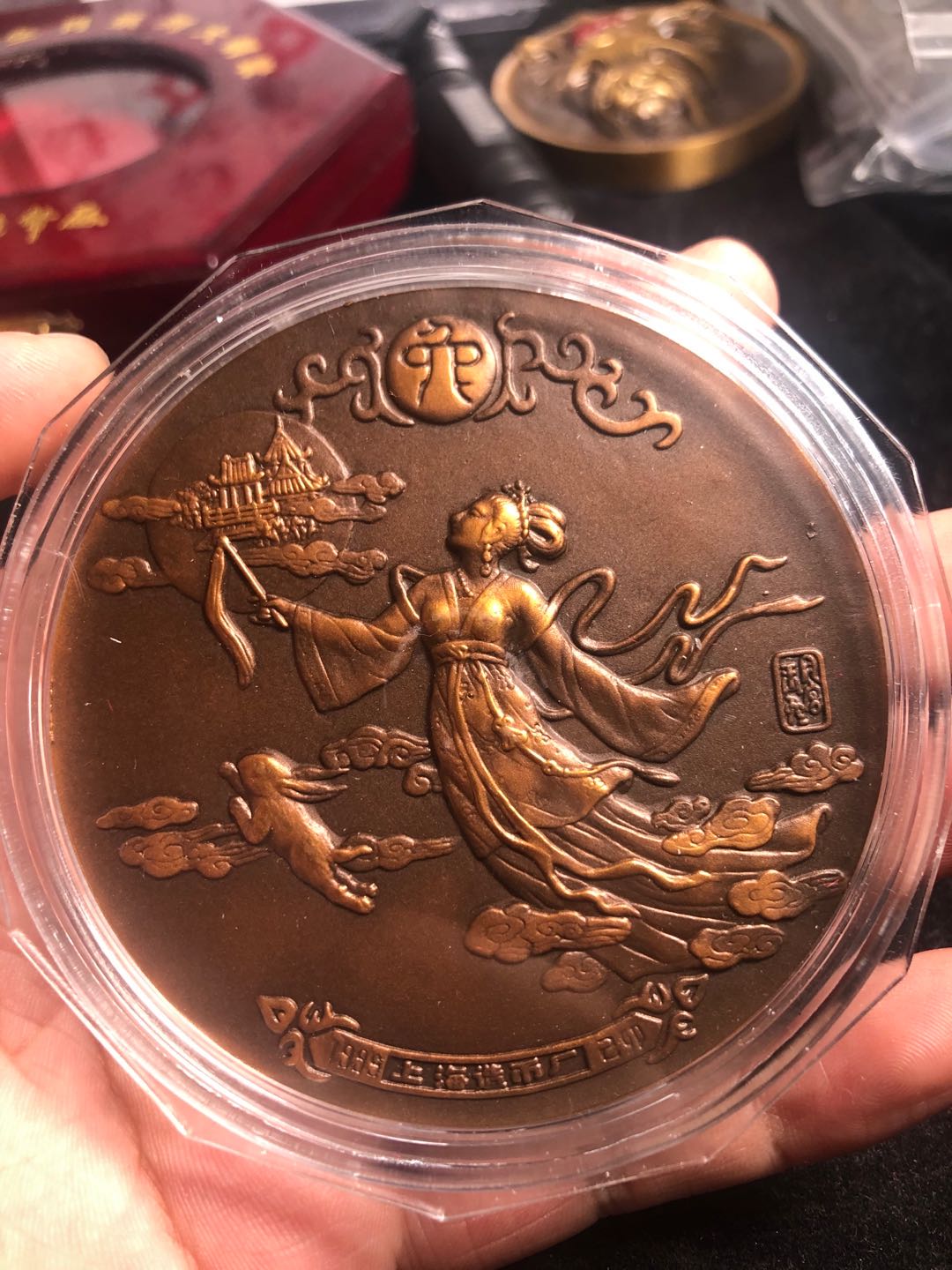 1999年十二生肖兔大铜章 正面图案为月宫玉兔图 背面为十二星座 直径80毫米 发行量为5000枚 上海造币厂