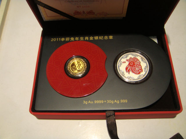2011年辛卯兔年生肖金银纪念章 金币总公司纪念章 金3克 银30克